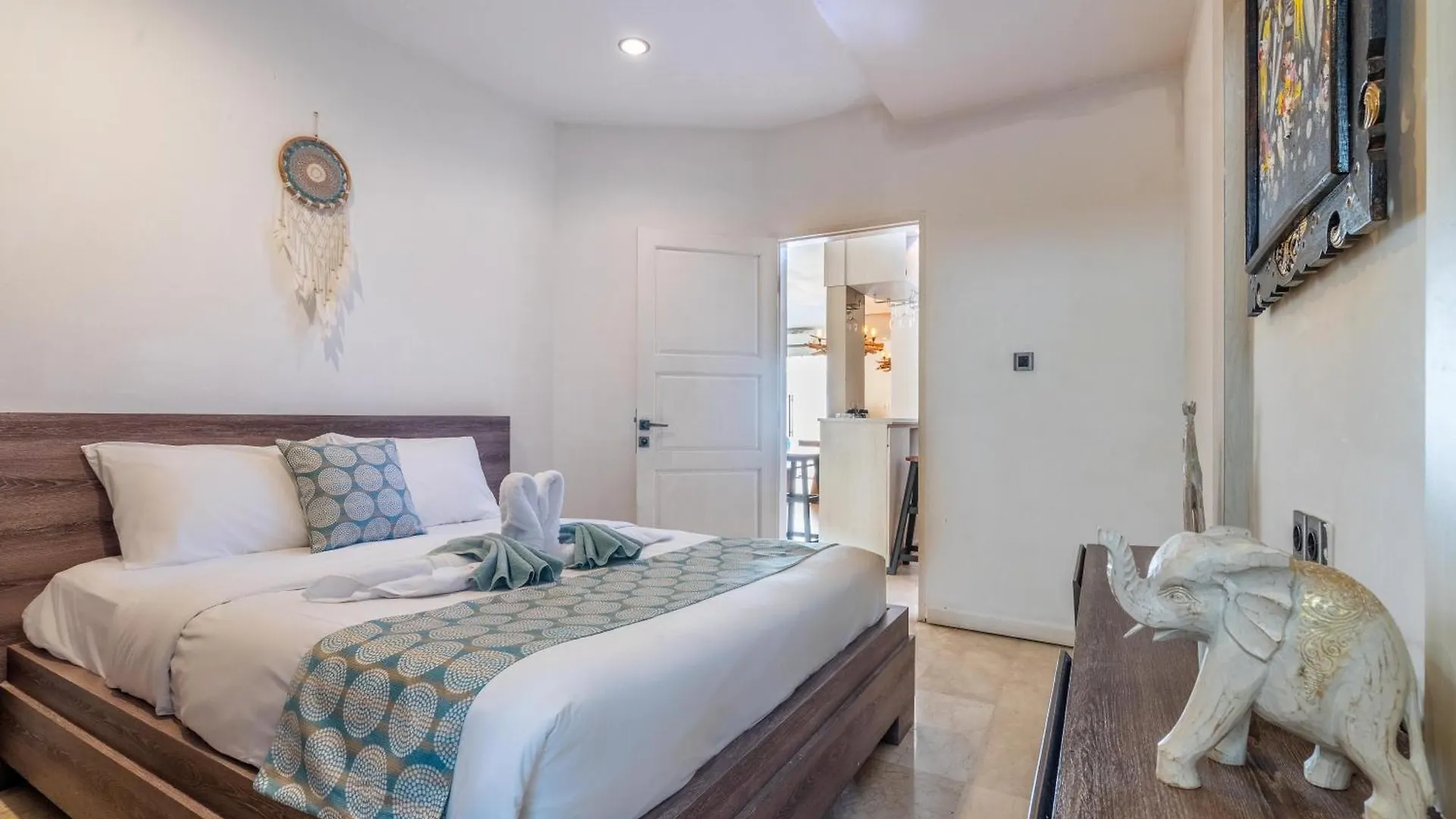 Master Suite In Pool Villa -Ideal For Entertaining Seminyak
